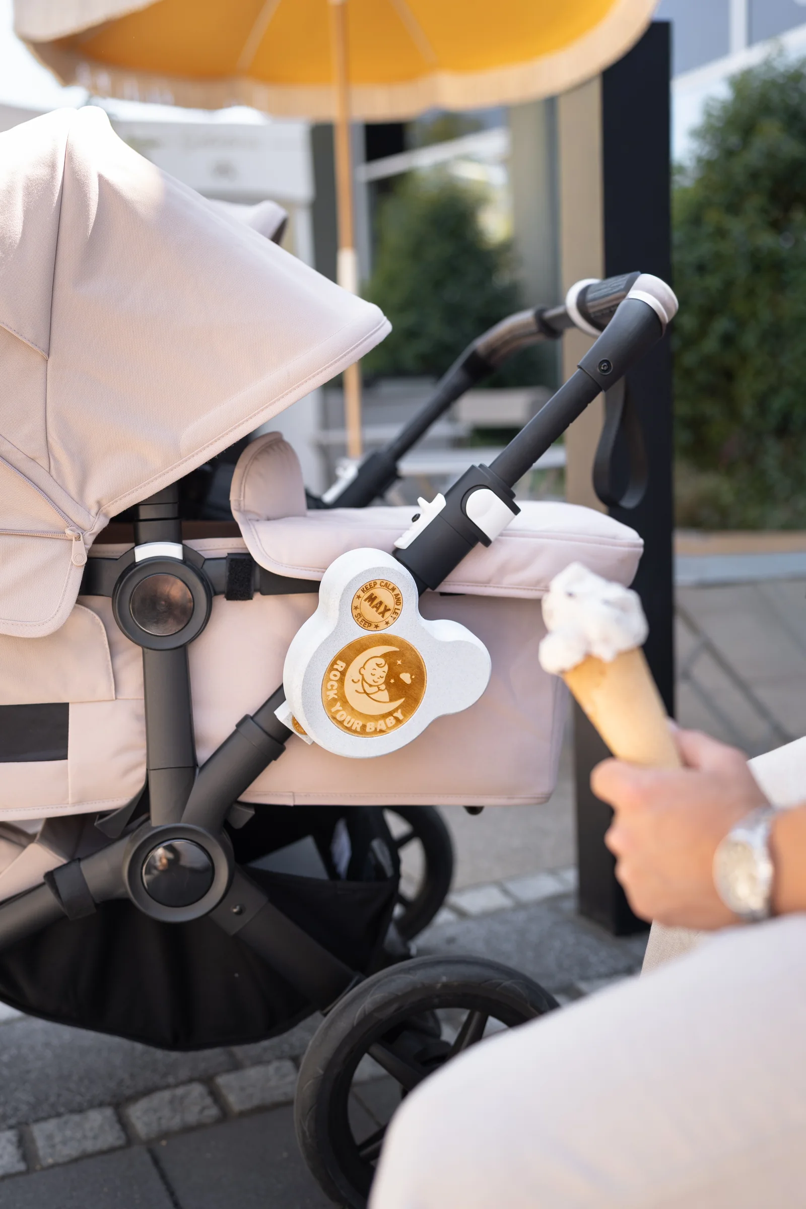 ROCK your BABY am rosa Kinderwagen: eine Pause draußen mit freien Händen