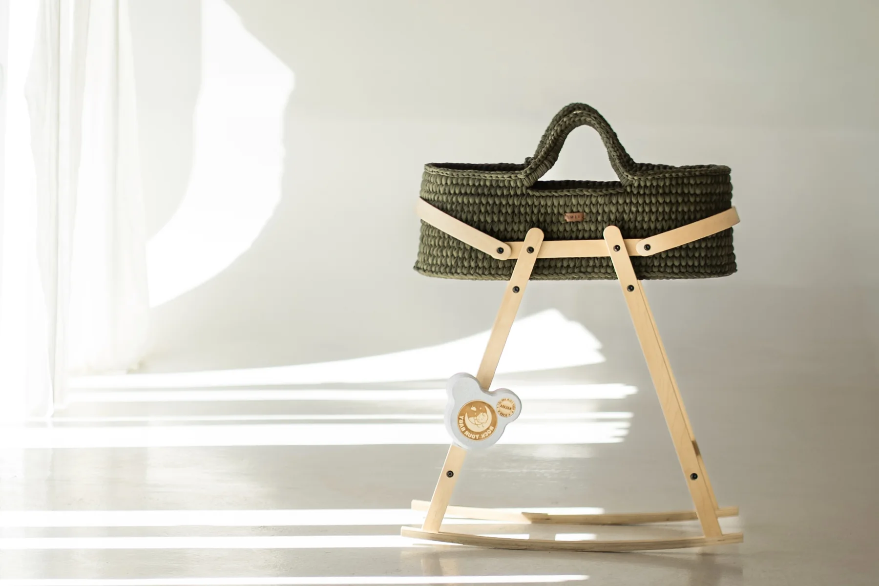 ROCK your BABY an einer Wiege
