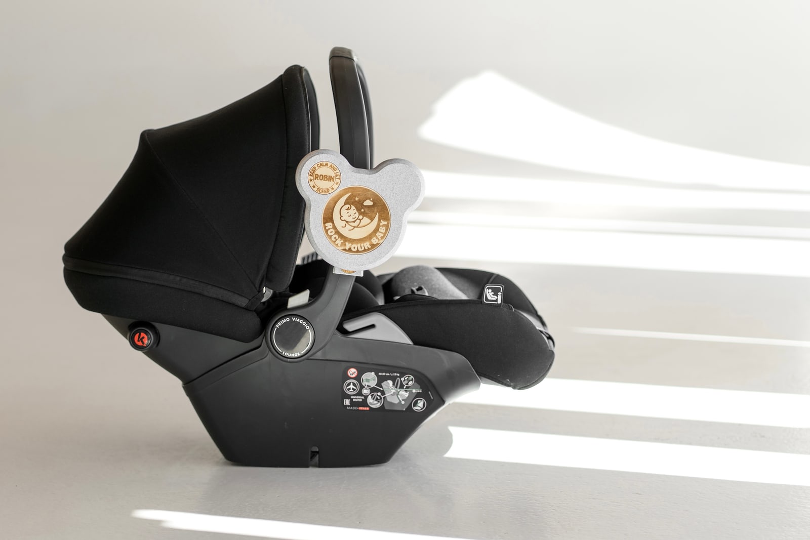 ROCK your BABY an einer handelsüblichen Babyschale