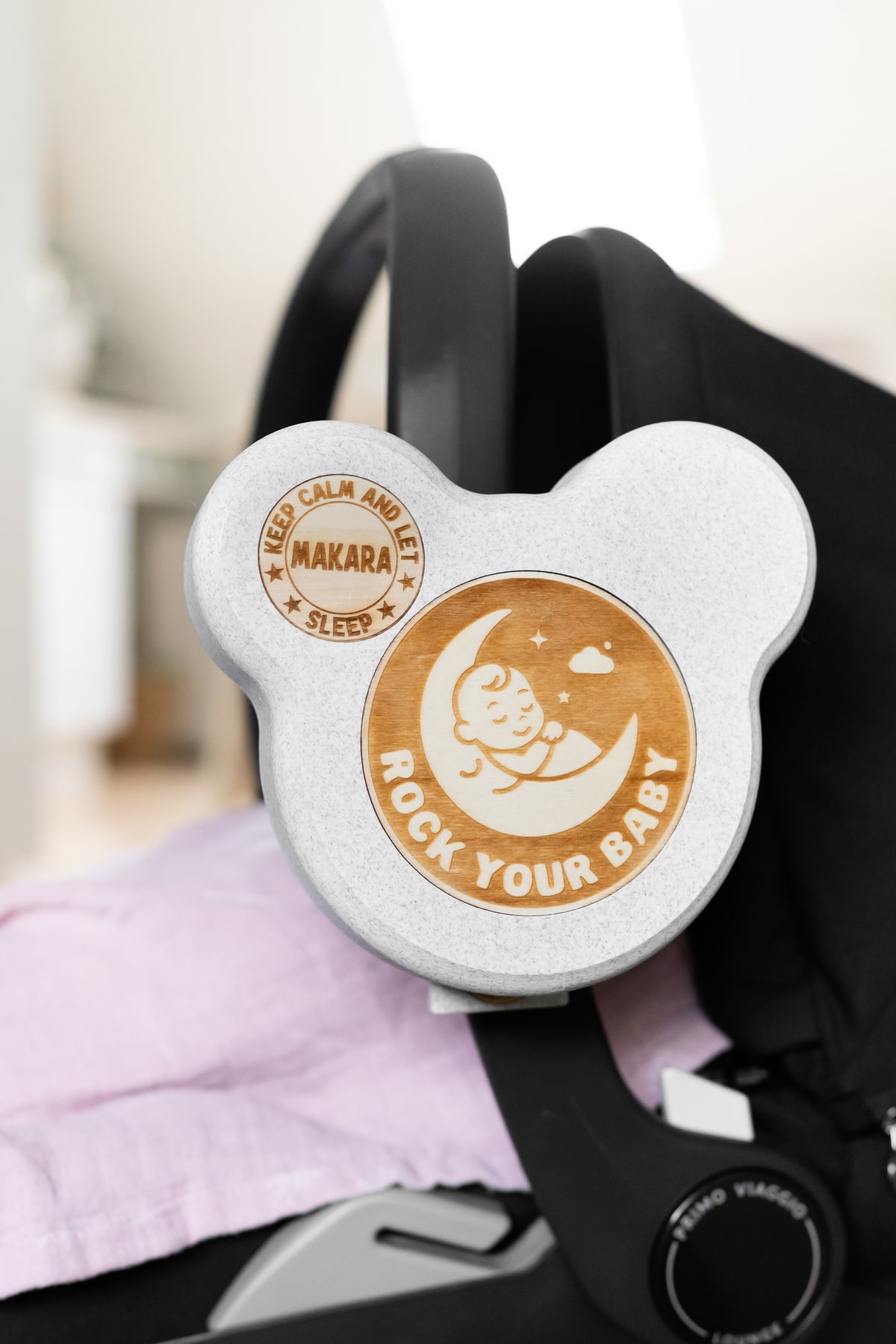 ROCK your BABY an einem Kinderwagen für eine ruhige Pause unterwegs
